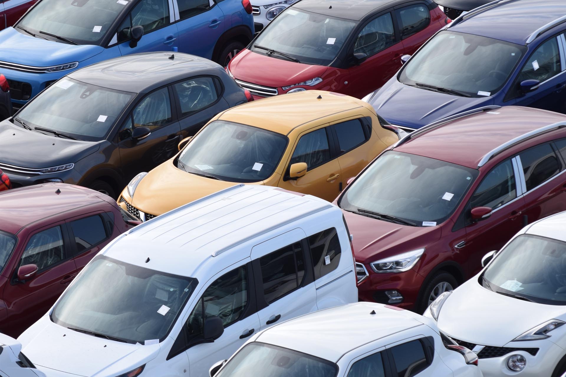 Autos ohne Ende, auf den Transport wartend