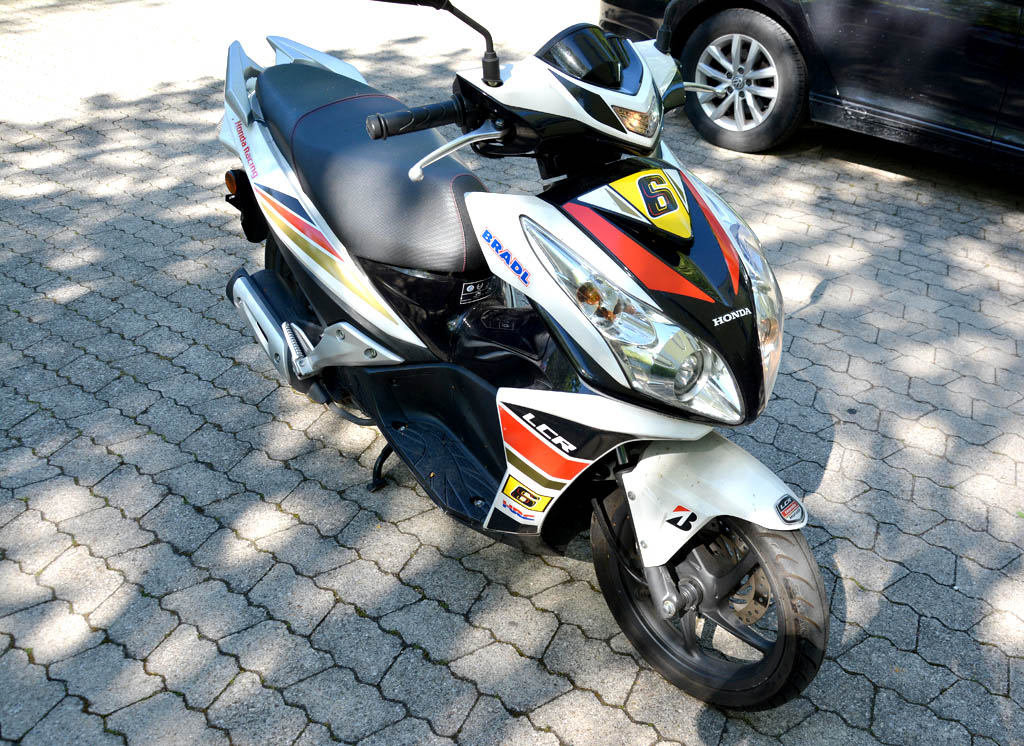 Fast and free delivery food by moped in the city